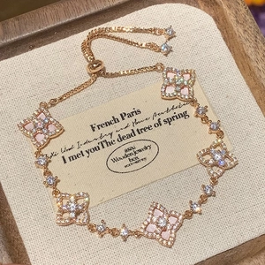 Adjustable zircon clover flower bracelet in 18K gold finish with pink shell inlay