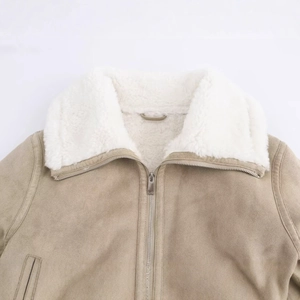 Chaqueta de ante caqui para hombre con cuello de sherpa y cierre de cremallera
