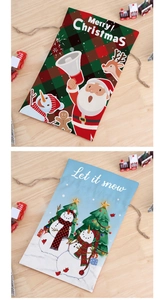 Detail van kerstcadeautassen met trekkoord en motieven van de Kerstman en sneeuwpop