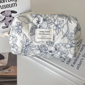 Trousse de maquillage matelassée fleurie crème avec motifs bleus et fermeture