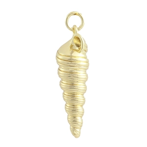 Gros plan détaillé d'un pendentif en forme de conque dorée avec texture en spirale et anneau