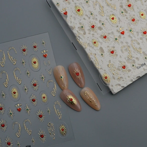 Stickers ongles autocollants avec cœurs rouges, lignes dorées et étoiles vertes