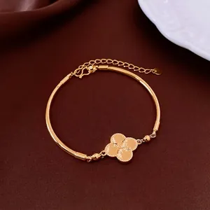 Bracciale a quadrifoglio placcato oro 18k con catena regolabile su sfondo scuro