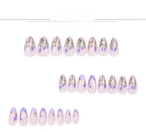 Set dettagliato di 24 unghie finte a mandorla con motivi a margherite e punte viola French