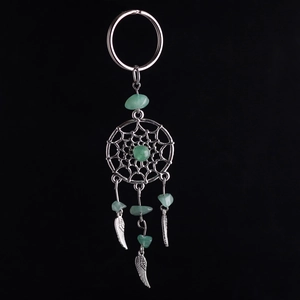 Llavero atrapasueños con piedras de cristal verde y colgantes de plumas plateadas