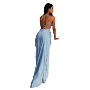 Robe longue élégante en satin bleu clair dos nu avec détails de laçage croisés