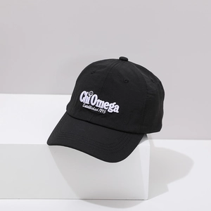 Detalle del bordado blanco Chi Omega 1895 en una gorra negra de secado rápido