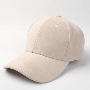 Dettaglio ravvicinato della texture scamosciata beige di un cappellino da baseball classico