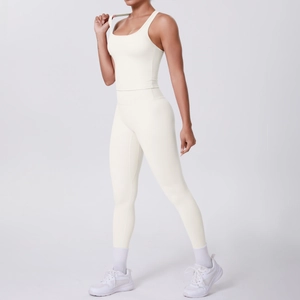 Vue latérale du haut court racerback crème et leggings de yoga taille haute pour femmes