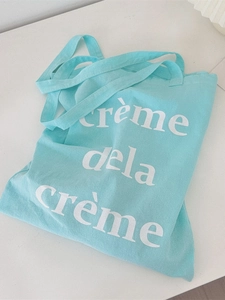 Mintgrüne Canvas-Tragetasche mit weißem Buchstabenaufdruck für den Sommerurlaub
