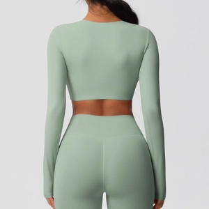 Vue arrière d'un ensemble de yoga vert menthe avec haut court à manches longues et legging