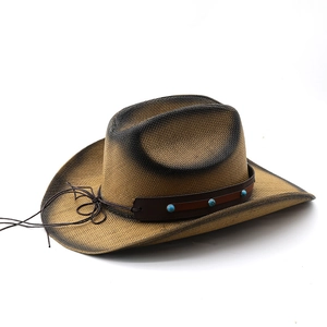 Détail du chapeau de cowboy en paille avec perles turquoise et ruban en cuir