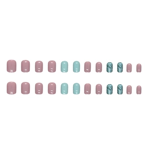 Faux ongles courts carrés en rose pastel, bleu clair et vert lacustre scintillant
