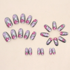Unghie a mandorla glitter argento con decorazioni floreali rosa e viola sfumate