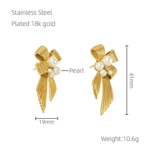 Dettaglio di orecchini a fiocco placcati oro 18k con perle, dimensioni 41x19mm