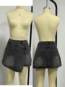 Détails avant et arrière d'une jupe-short asymétrique en jean gris à taille haute