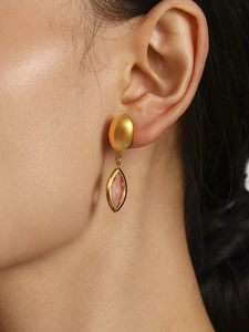 Gros plan d'une boucle d'oreille en verre rose en forme de feuille avec acier inoxydable