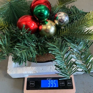 Künstlicher Weihnachtskorb-Kranz mit Dekokugeln, Gewicht ca. 395g für die Dekoration
