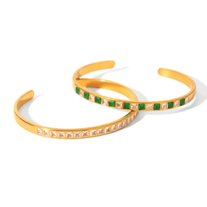 Lot de deux bracelets ouverts en acier plaqué or 18K avec zircons blancs et émeraudes