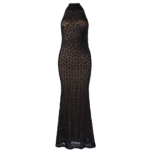 Détail d'une robe en dentelle noire avec col licou, texture ajourée et nœud à la taille