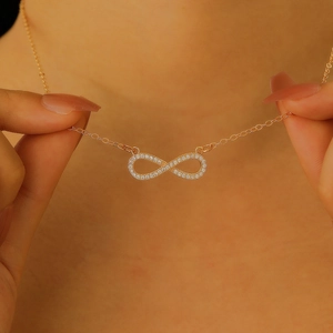 Halskette mit Infinity-Herz-Anhänger in Roségold und Mikro-Zirkonia-Besatz für Damen