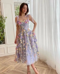 Vue détaillée d'une robe en tulle lavande avec broderies florales 3D et bretelles nouées