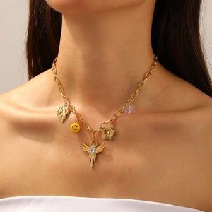 Vintage vergoldete Gliederkette mit Blatt, Smiley, Blume und Engelsflügel Anhängern