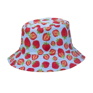 Chapeau bob réversible bleu clair avec imprimé fraises et bord surpiqué pour le soleil