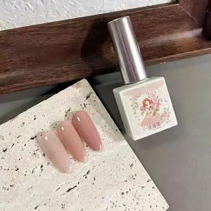 Nagellack in Rosé-Nude 10ml Flasche mit Mustertipps auf minimalistischem Stein