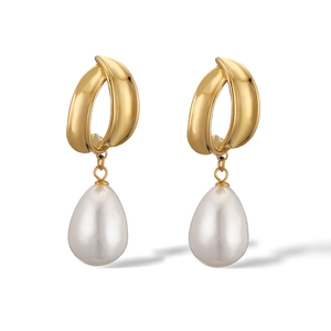 Orecchini in acciaio placcati oro 18K con eleganti perle a goccia bianche