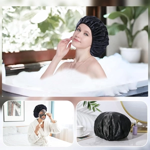 Detailansichten einer wasserdichten schwarzen Duschhaube beim Baden und bei der Hautpflege