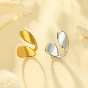 Unregelmäßiger Edelstahlring in Gold und Silber mit matter Textur, offenes Design