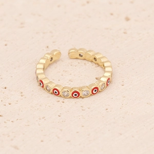 Détail d'une bague Evil Eye plaquée or avec émail rouge et pierres de zircone