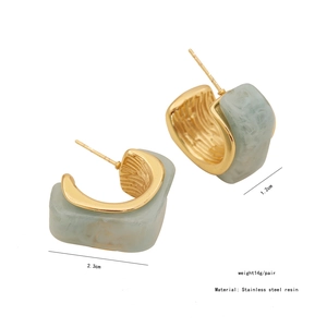 Vue détaillée de boucles d'oreilles C dorées en résine marbrée bleue avec mesures