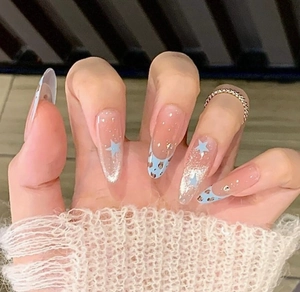 Primer plano de uñas almendradas con base rosa, purpurina ojo de gato y detalles de leopardo
