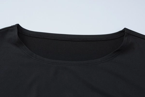Nahaufnahme eines minimalistischen schwarzen Rundhalskleides mit hochwertiger Stricknaht