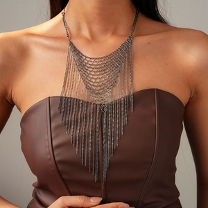 Collier de corps multicouche à franges gris foncé avec un design audacieux en maille en V