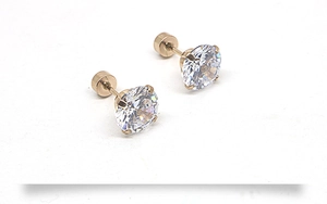 Gros plan de boucles d'oreilles rose doré avec pierres de zircone serties à quatre griffes