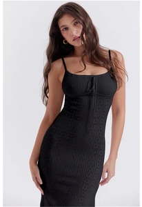 Vue détaillée de la texture en maille noire et du cordon de serrage sur la robe
