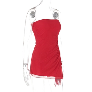 Détail de la robe courte moulante rouge avec fronces et ourlet en tulle asymétrique