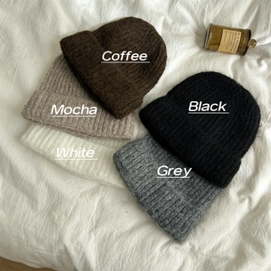 Lay piatto di berretti in maglia morbida in caffè, mocha, bianco, nero e grigio lana