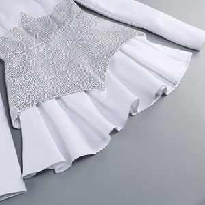 Dettaglio di abito da sera bianco con strass argentati a onde e tessuto liscio lucido
