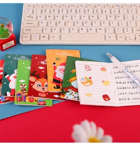 Dettaglio di mini taccuini natalizi tascabili con copertine festive e pagine a righe