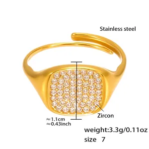Makroaufnahme der 1,1 cm Breite und 3,3 g Gewicht Details eines Gold-Zirkon-Ringes