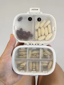 Detail van een draagbare pillendoos met acht compartimenten en dagelijkse labels