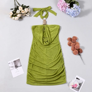 Détail de la robe dos nu vert citron froncée avec anneau doré et lien à nouer