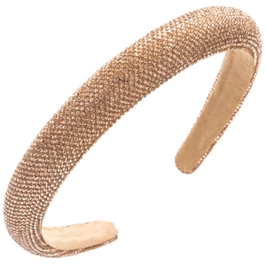 Détails macro d'un serre-tête doré avec incrustation complète de strass brillants
