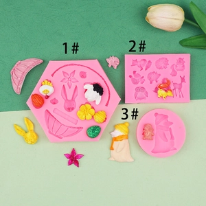 Detail der Silikon-Backform mit Ostermotiven wie Hasen Eichhörnchen und Eulen