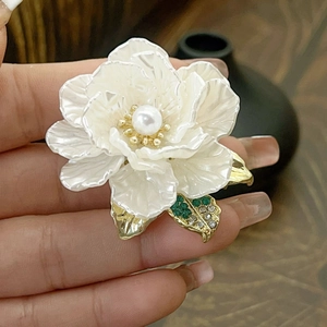 Elegant Camellia Flower Brooch Artificial Pearl Rhinestone Alloy Luxury Clothing Accessory Fashion Pin For Women