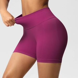 Détail montrant la haute élasticité et l'extensibilité du short de yoga sans couture